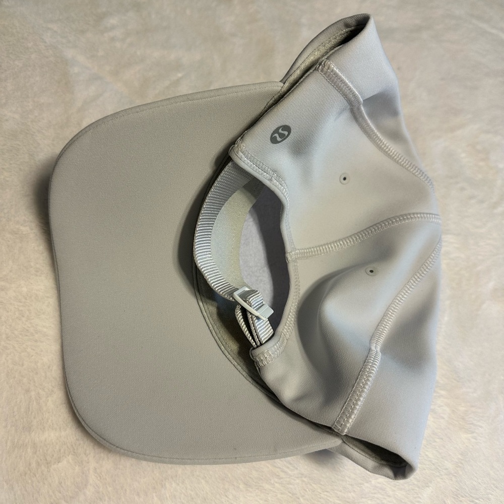 Lululemon women’s running hat. grey